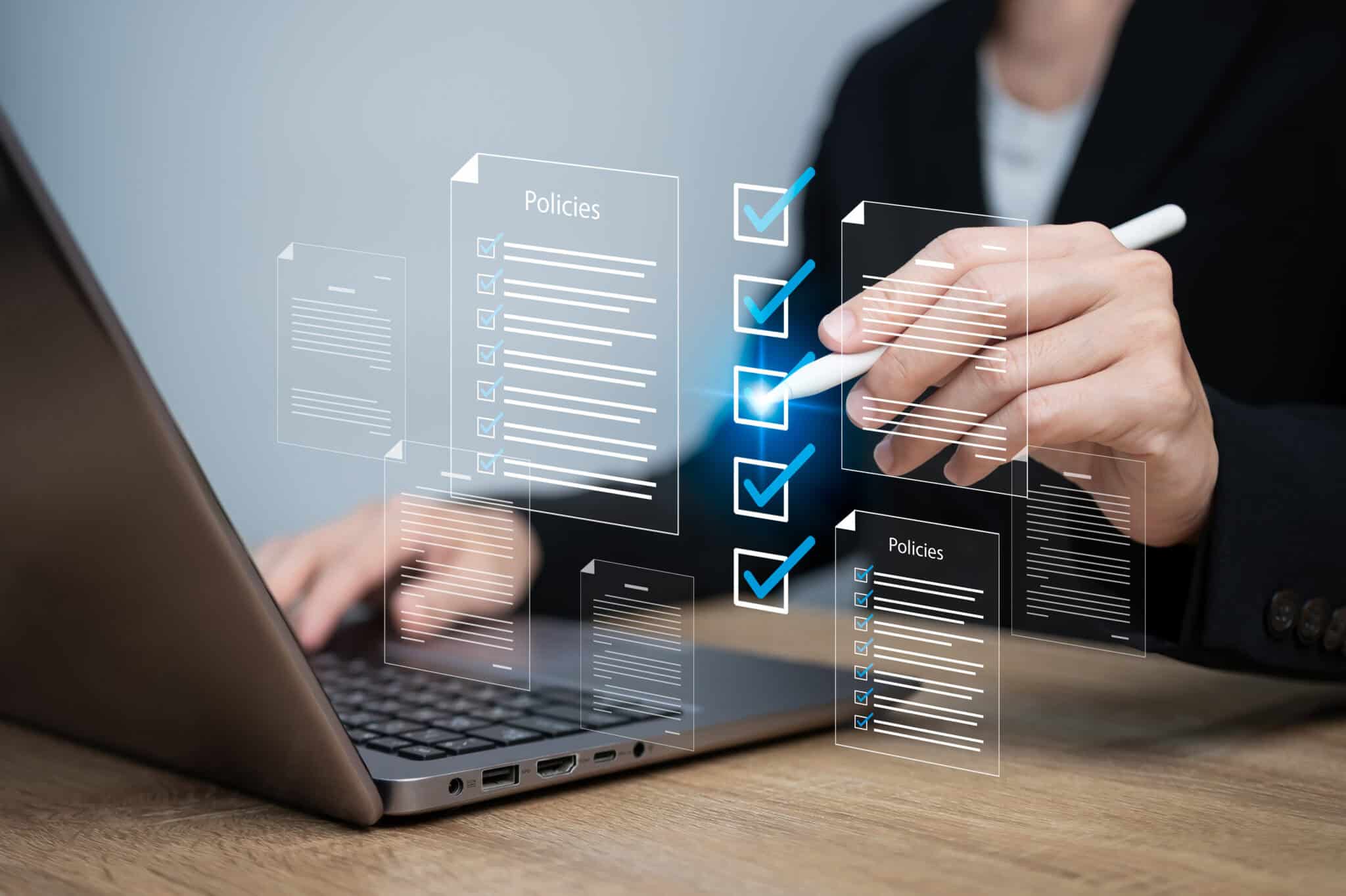 Person unterschreibt digitale Dokumente mit Laptop und Touchscreen.