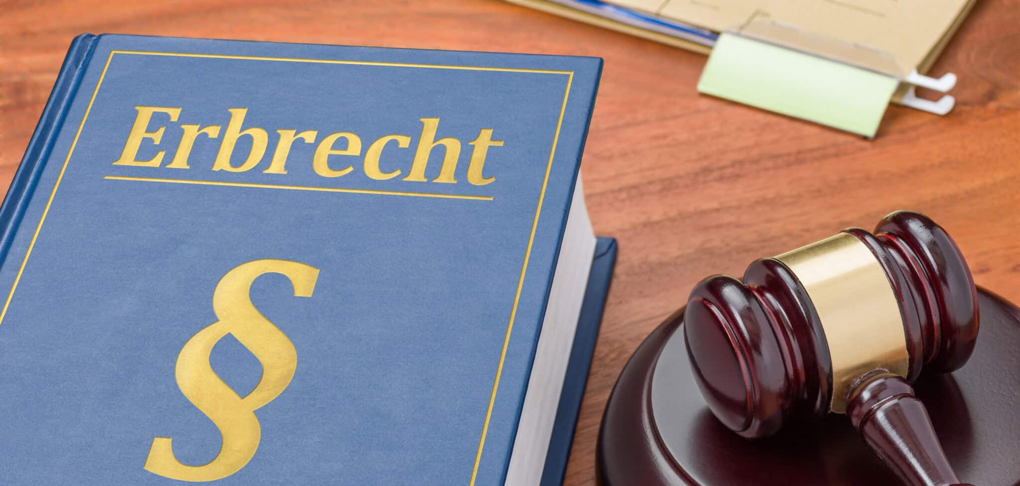 Erbrecht Buch mit Paragraphen-Symbol, Gavel und Richterhammer.