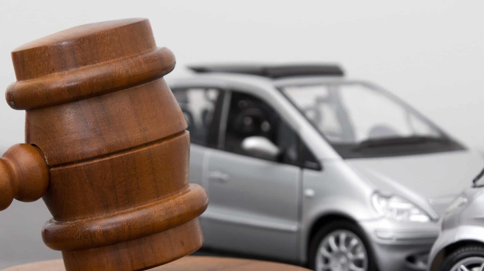 Gerichtsurteil vor Autos, symbolisiert Rechtsprechung im Verkehrsrecht.