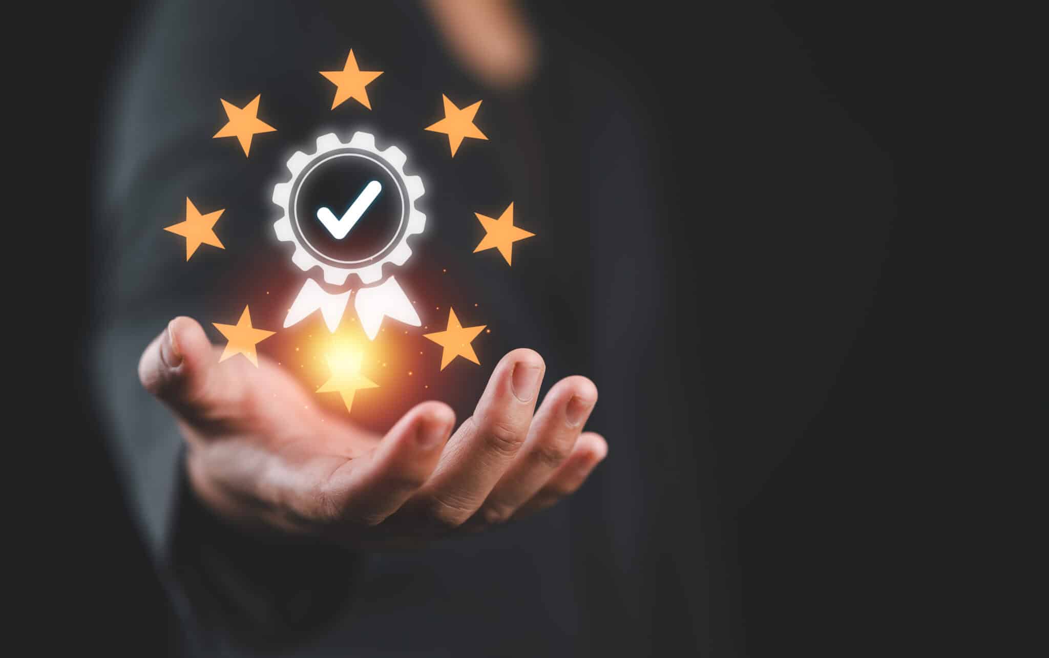 Hand hält Symbol für Rechtssicherheit und Vertrauen, umgeben von EU-Flaggen.